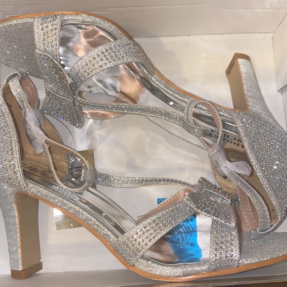 NEW! Bagley Mishka rhinestone encrusted low heel shoe - Picture 2 of 8